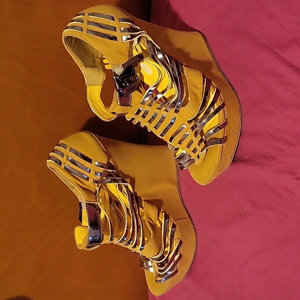 Womens Mustard / Gold Shoe Dazzle Wedge Heels